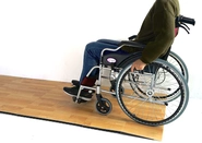 ころやわ上を歩く時や車椅子の走行時は硬く変形せず、バランスを崩したりすることはありません