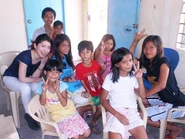 途上国の低所得者層方々の経済的自立支援を目的とした、CSV推進プロジェクトを展開。フィリピン視察の際、現地の子供たちと。