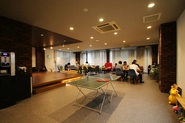 福岡本社のCafe Space。休憩中に卓球をしたり、業務後に飲み会をしたりする場となっています。