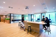 オフィスは新宿三井ビルの最上階です。移転したばかりで、キレイで働きやすい環境です。