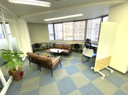 岡山にオフィスを構えています。休憩スペースではソファでゆっくり休むことができます。