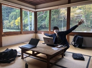 テレワーク日はコワーキングでの仕事もOK！こちらは奈良の山あいにあるコワーキングでの様子です。