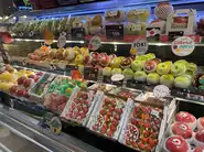 タイのスーパーに並ぶ弊社いちごとりんご