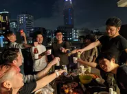 月一回のBBQ交流会では社内外から色んな業種業界の人が来てくれます！ここからセブンコードに入社を決めてくれた社員がほとんど。入社する気が無くても是非一度参加してみて下さいませ🖤社長と直に話すことで多くの発見があるはず。私もその内の一人なのです😈ﾌﾌ(強制参加ではありません)