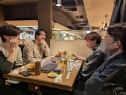 インフラ合宿後の飲み会の様子。 にこやかな雰囲気だが、日本の置かれている状況を踏まえてこれからの働き方をどうするべきか議論していた。