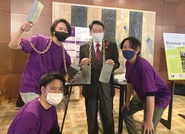 物理ブロックチェーンを両手に満面の笑みの服部福岡県知事と記念写真！