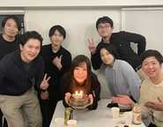 定期開催しているホームパーティーで代表・谷澤の誕生日祝いをした写真