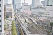 オフィスからのJR有楽町駅の眺め。電車好きにはたまりません。