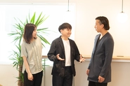 メンバーの平均年齢は約28歳と若いですが、頼もしい経歴をもったキャリア採用組から、フレッシュな新卒採用組まで20〜60代まで幅広い年代のメンバーが活躍しています。 経験や年齢が異なっていても、個人個人が叶えたい目標や夢を持ち、Mマクロジのメンバーとしてそれぞれ努力し、時には協力し合っているからこそ事業も成長しています。