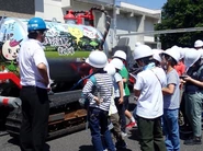 生ごみから生成した液体肥料の散布車。町内の子供たちに、資源循環型の新しいまちづくりを伝える時間。