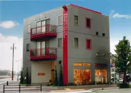 本社外観です。エドインターのイメージカラーである赤を基調とした建物です。