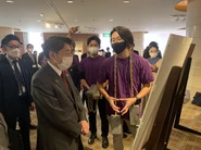 服部福岡県知事に暗号屋のプロジェクトを説明している様子。とても興味深そうに聴かれていました。
