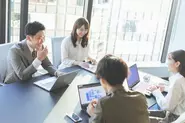 若手社員による仕事風景です。年次関係なく実力主義の社風があります。