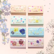 ジュエリー、革小物、バッグなど多彩なブランドを展開しています