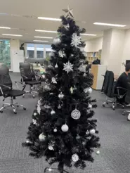 オフィスの様子・クリスマスツリーは社員みんなで飾り付けをしました！