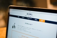 「働く現場」が一目でわかるキャリア情報サイト『BiZMiL（ビズミル）』を運営しています。