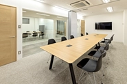 事業拡大に伴い移転した新オフィスは社内のデザイナーが内装を担当。新宿御苑前駅から徒歩3分の場所に位置する