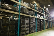 中央区勝どきという好立地に構える国内最大級の倉庫には数百万種類の機器があります。