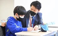 若松塾では、小学校1年生〜中学校3年生を対象に、集団指導を行っています。
