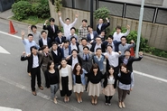 Arinos全体では50名強、日本だけでも約30名の社員がいます。困った時には助け合う、家族のような会社です。