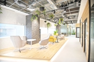 会議室スペースは、会議がなくても来たくなるような開放的な空間。