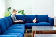 ソファーやカフェスペースなど、席以外でも集中して作業できる環境を用意しています。