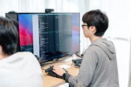 ハイブリッドワークを推進しています。