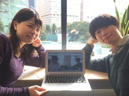 札幌と東京と離れてはいますが、こんな風にビデオでコミュニケーションをとっています(画像は東京のメンバーとオフィスです)