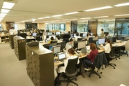 オフィスはフリーアドレス。リモートワークも導入し、出社するのは月の50%。柔軟に働ける環境を目指しています。