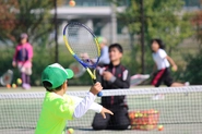 「ユニークスタイルテニスアカデミー」では、テニスを通じて子どもたちに「夢」を持つことの素晴らしさ、夢中で取り組むことの楽しさを伝えています。
