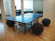 社内にある卓球台はミーティングスペースとしても使っています（もちろん卓球をするときもあります）