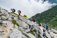 チームビルディング・新機能のチェック・アウトドアスキル向上を目的とした「社内登山制度（勤務扱い）」をはじめ、キャンプ、沢登りなど様々なアウトドアアクティビティ（そとあそび）を支援する制度が充実しています。