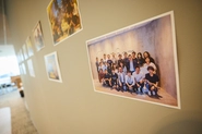 Appier Japanのメンバー。オフィスの壁にたくさん写真を貼っています！