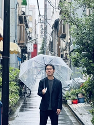 ［プランナー・近藤さん］写真撮影当日はあいにくの雨模様でした。でも、なんだか…。ロック雑誌の表紙を飾れそうな雰囲気ありませんか。