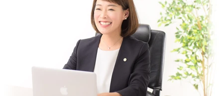 デスクに置いた花束に隠されていた、行政書士として働くワケ。