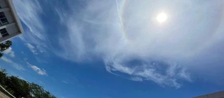 学校のグラウンドからの空の景色