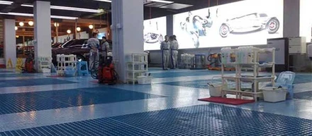 What kind of ground is suitable for laying car wash gratings?