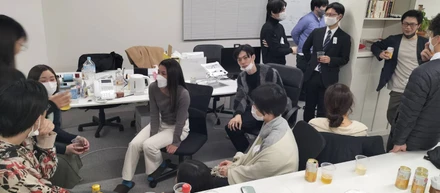 【事務所でのミーティング】