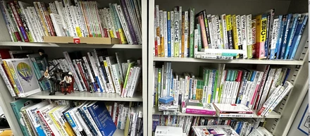 事務所の本棚。整理しなきゃ。