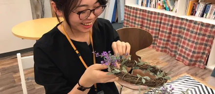 社内で春のリース作り！