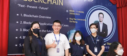 ベトナムの中部大学の学生200名に向けてブロックチェーン勉強会を開催しました