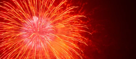 打ち上げ花火、花火と同じ高さで「神宮外苑花火大会」をオフィスから楽しむ