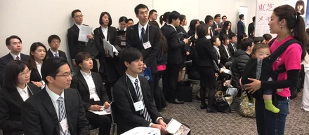 弊社取締役の竹田亜希が子どもを抱いてプレゼン！！