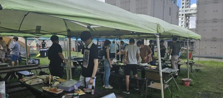 若手社員の夏のバーベキュー