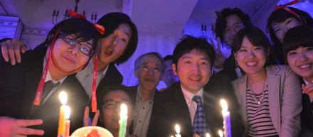 誕生日をケーキで祝う