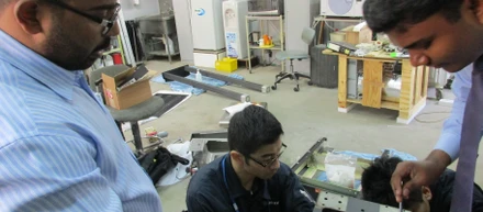 海外にて医療機器を修理していました！