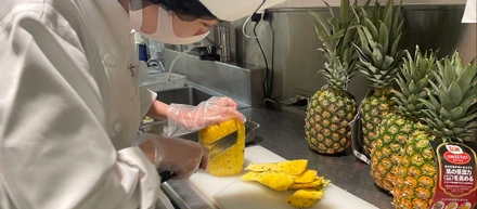 【社員インタビュー vol.2】食事業の接客販売からサポートまで！幅広く活躍する社員を紹介