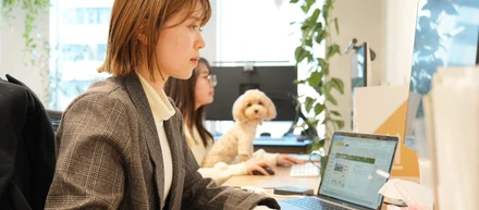 【社員インタビュー】デザイン+αができる人になりたい。/ デザイナー 加賀谷舞