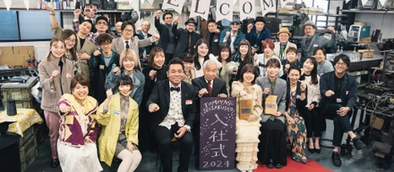 鉄工所でパーティースタイルの入社式。新卒社員がはじめての溶接に挑戦。