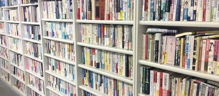 棚びっしりの本！本！本！！この本棚の正体は・・・